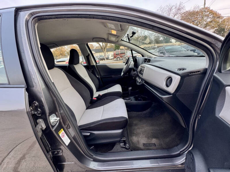 2013 Toyota Yaris 5-Door LE