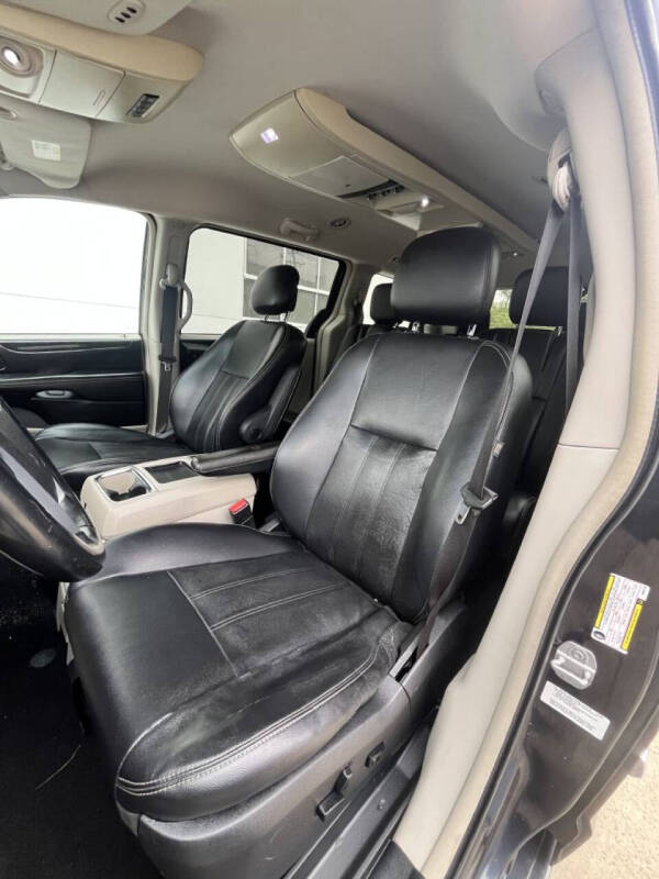 2013 Chrysler Town and Country Touring