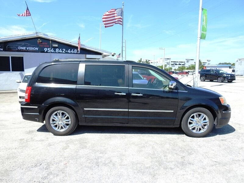 2008 CHRYSLER Town and Country Minivan - $5,500