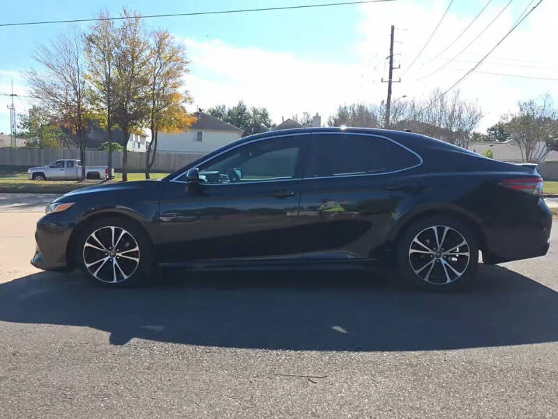 2019 Toyota Camry SE's photo