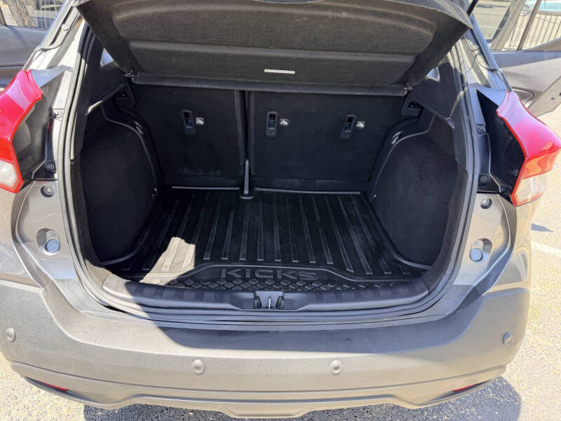 2020 Nissan Kicks SR