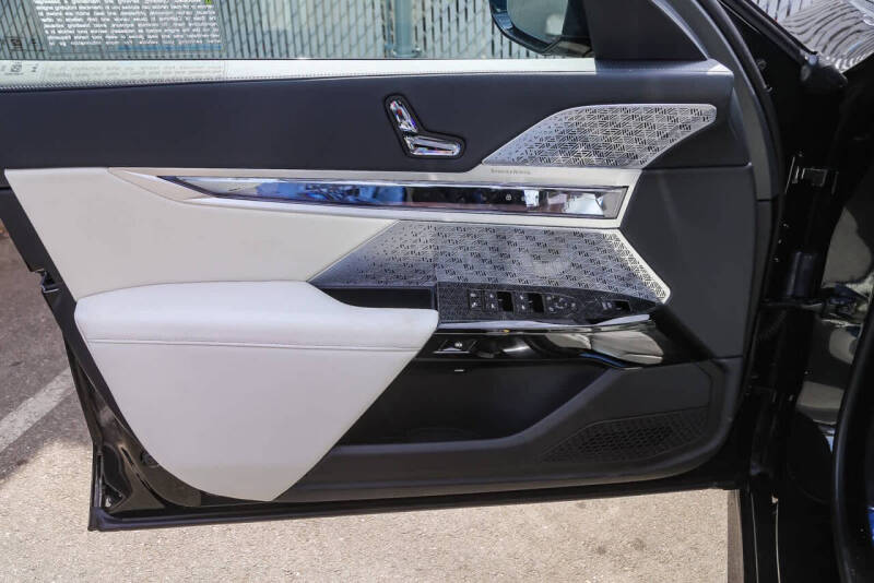 2025 BMW 7 Series 750e xDrive