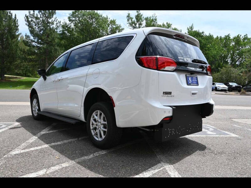 2025 Chrysler Voyager LX