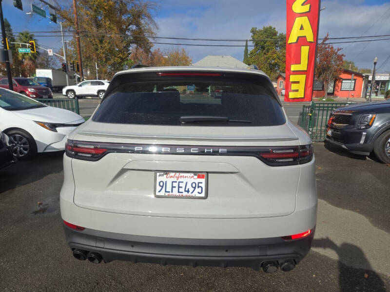2022 Porsche Cayenne E-Hybrid Platinum Edition