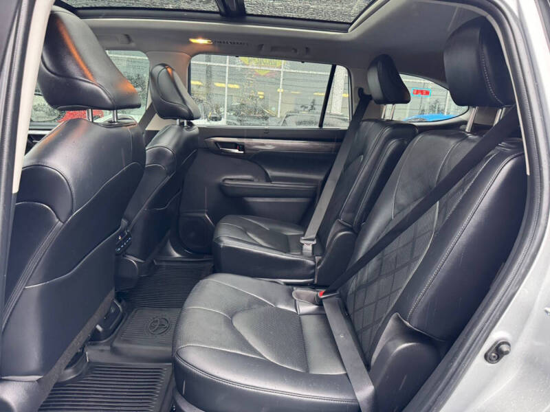 2022 Toyota Highlander Hybrid Platinum