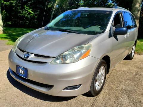 2006 Toyota Sienna for sale at The Car Store in Milford MA