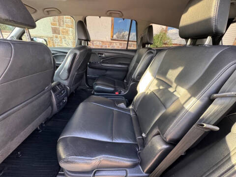 2019 Honda Pilot Touring w/Rear Captain's Chairs