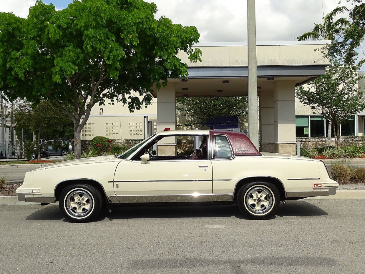 1985 Oldsmobile Cutlass Supreme 54