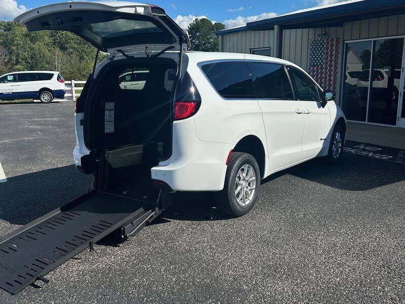 2025 Chrysler Voyager LX