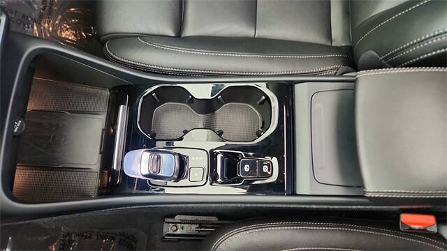 2024 Volvo XC40 B5 Plus Dark Theme