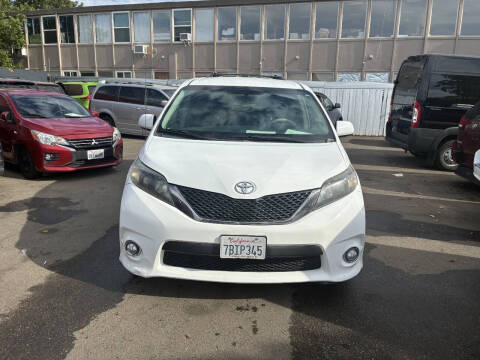 2013 Toyota Sienna SE 8-Passenger