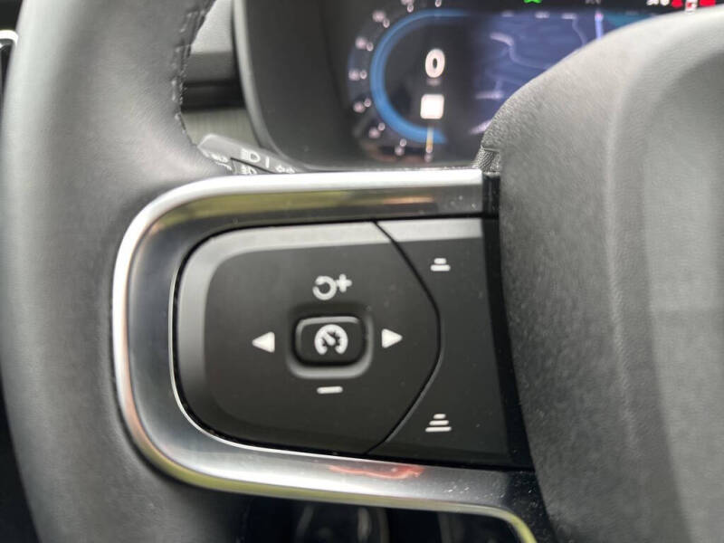 2025 Volvo XC40 B5 Core Bright Theme