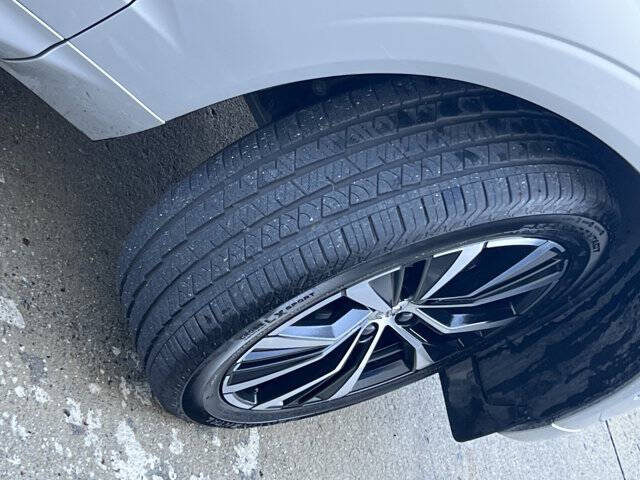 2025 Volvo XC60 B5 Plus Dark Theme