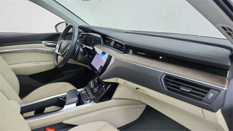 2022 Audi e-tron quattro Premium