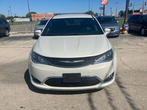 2020 Chrysler Pacifica for sale at Greg's Auto Sales in Poplar Bluff MO