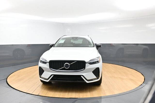 2024 Volvo XC60 B5 Core Dark Theme