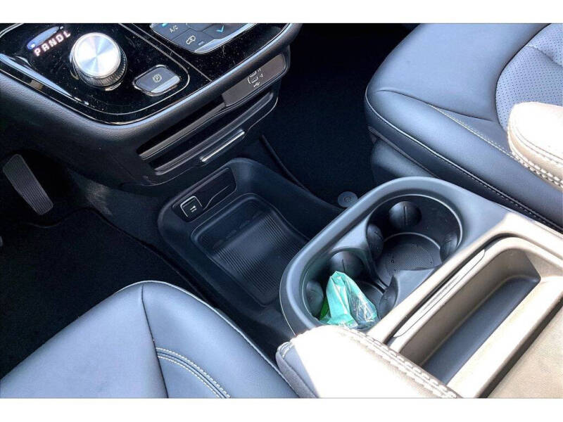 2027 Chrysler Pacifica Select