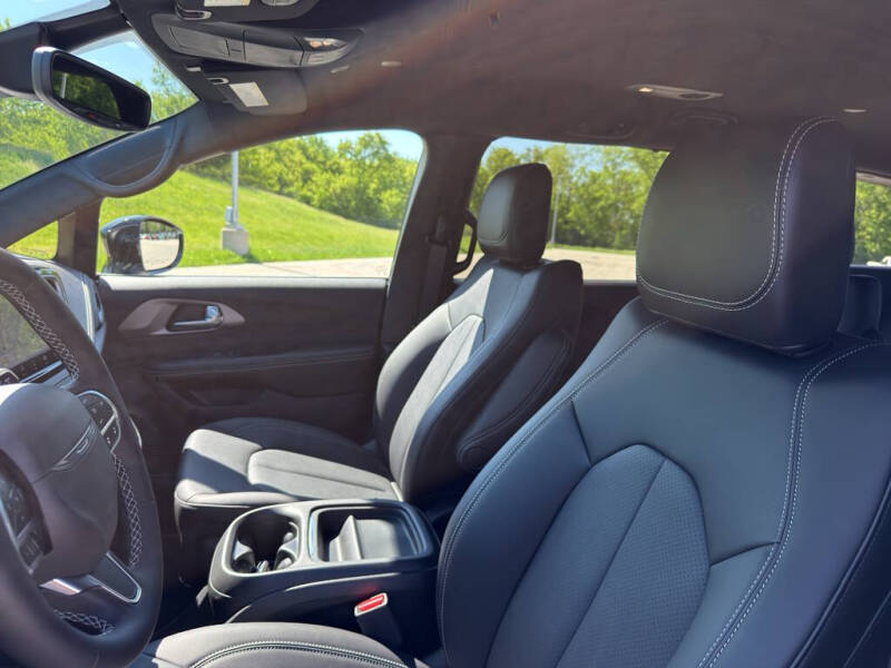 2027 Chrysler Pacifica Select