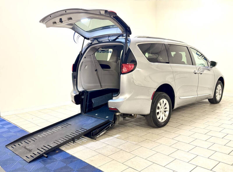 2019 Chrysler Pacifica for sale at ULTIMATE MOTORS in Midlothian VA