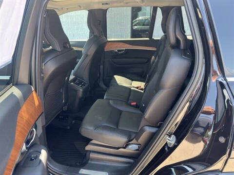 2022 Volvo XC90 T6 Momentum 7-Passenger