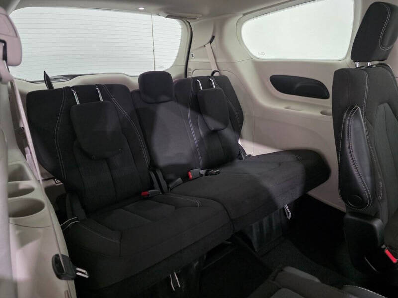 2022 Chrysler Voyager LX