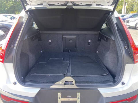 2025 Volvo XC40 B5 Core Bright Theme