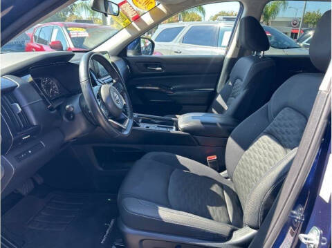 2022 Nissan Pathfinder SV