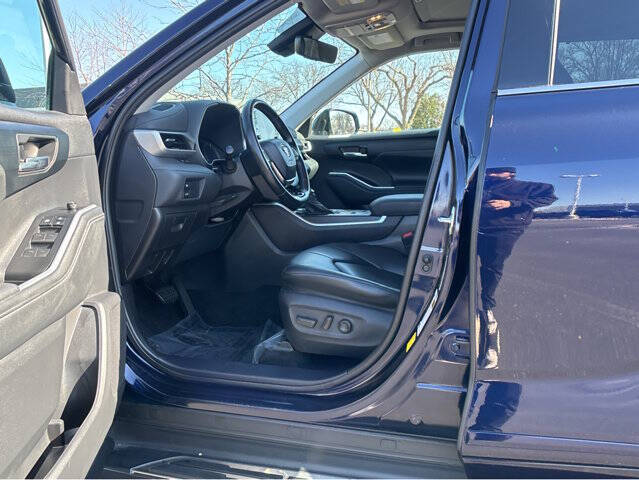Used 2021 Toyota Highlander XLE with VIN 5TDHBRCH9MS061241 for sale in Madison, WI