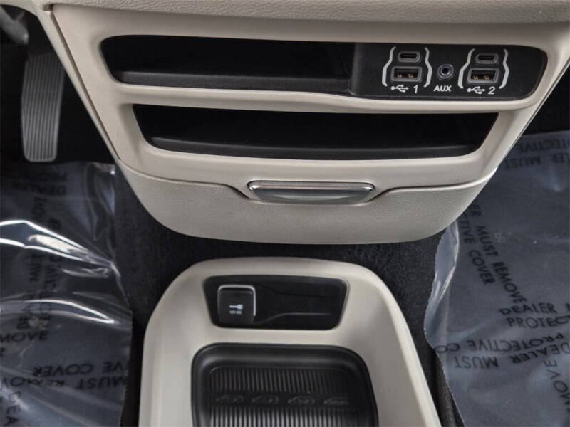 2022 Chrysler Voyager LX