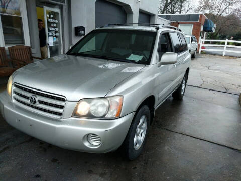 2003 Toyota Highlander for sale at ROBINSON AUTO BROKERS in Dallas NC
