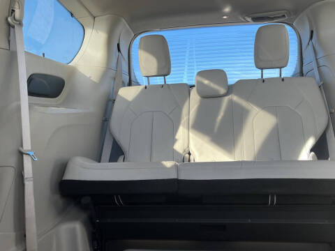 2017 Chrysler Pacifica Touring-L