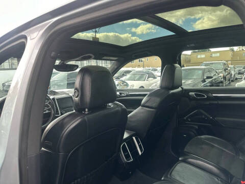 2017 Porsche Cayenne Platinum Edition