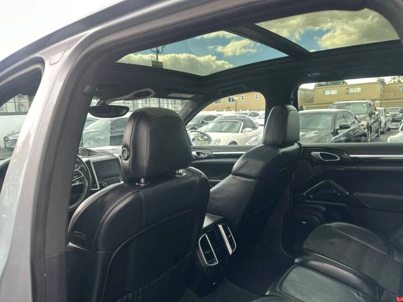 2017 Porsche Cayenne Platinum Edition