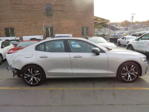 2024 Volvo S60 B5 Plus Dark Theme