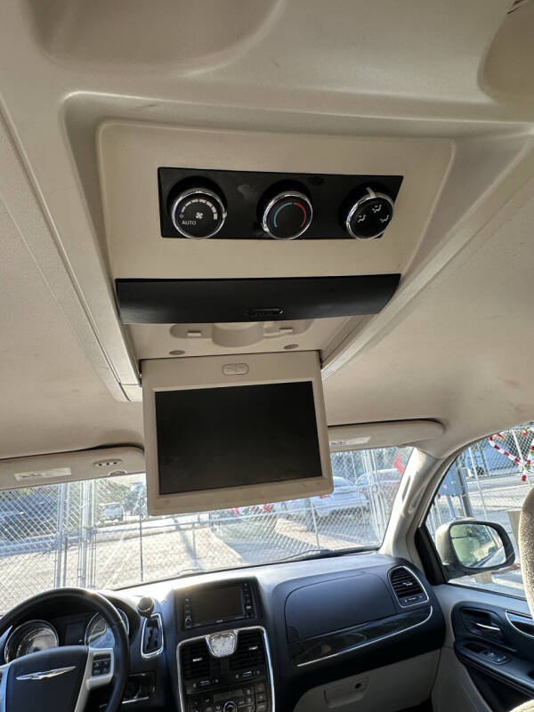 2013 Chrysler Town and Country Touring