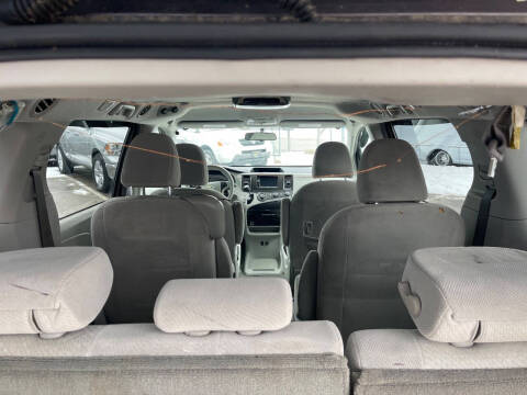 2013 Toyota Sienna LE 8-Passenger