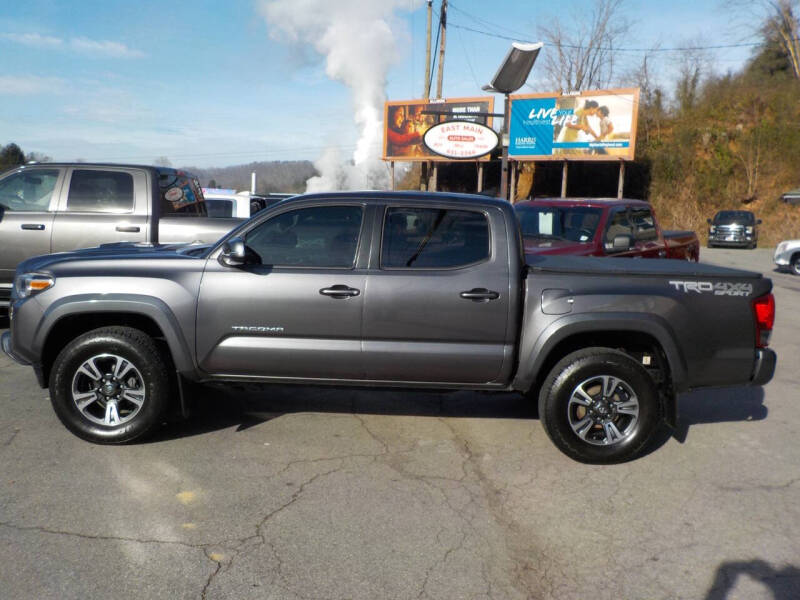 2017 Toyota Tacoma TRD Sport's photo