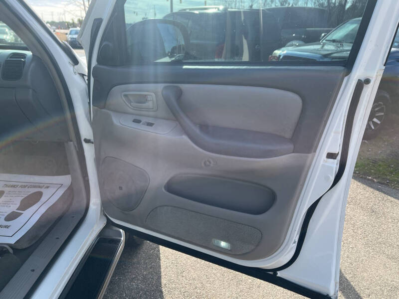 2004 Toyota Sequoia SR5
