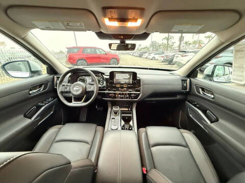 2025 Nissan Pathfinder SL