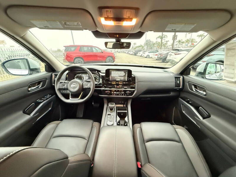 2025 Nissan Pathfinder SL