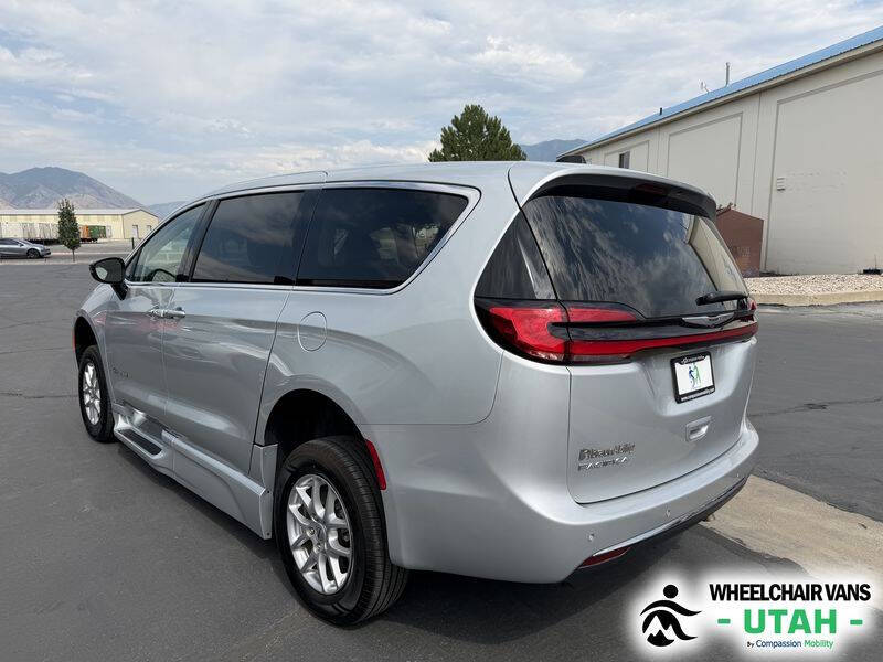2024 Chrysler Pacifica Touring L
