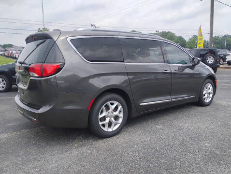 2017 Chrysler Pacifica Touring-L Plus