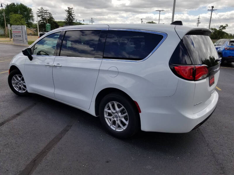 2025 Chrysler Voyager LX