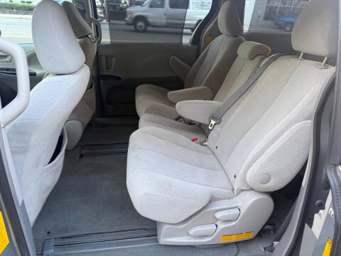 2014 Toyota Sienna LE 8-Passenger