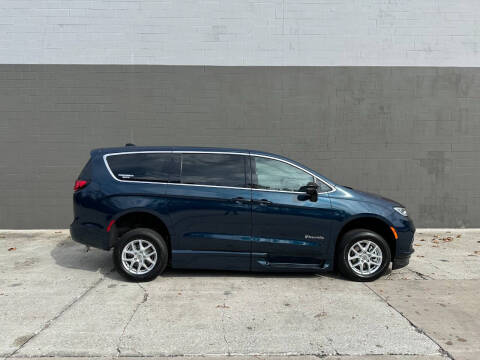 2025 Chrysler Pacifica Select