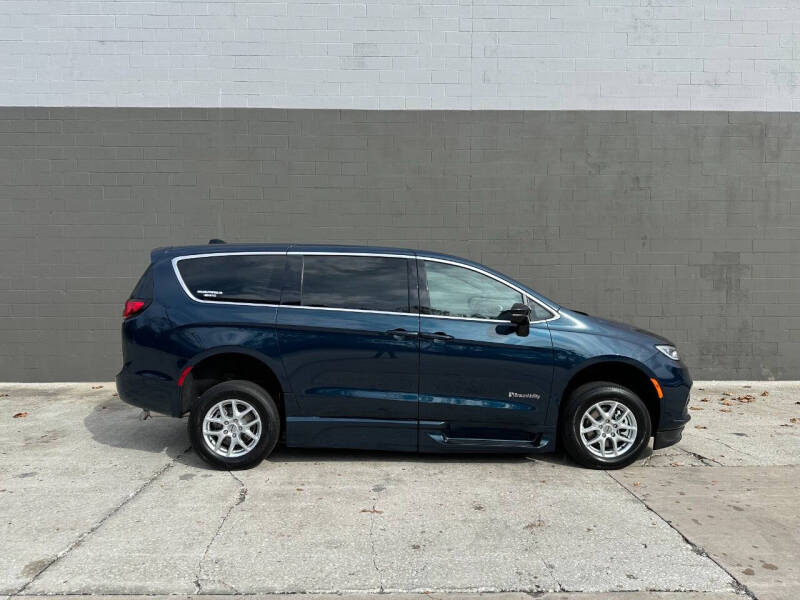 2025 Chrysler Pacifica Select