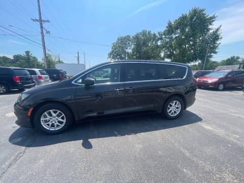 2018 Chrysler Pacifica for sale at Lightning Auto Sales in Springfield IL