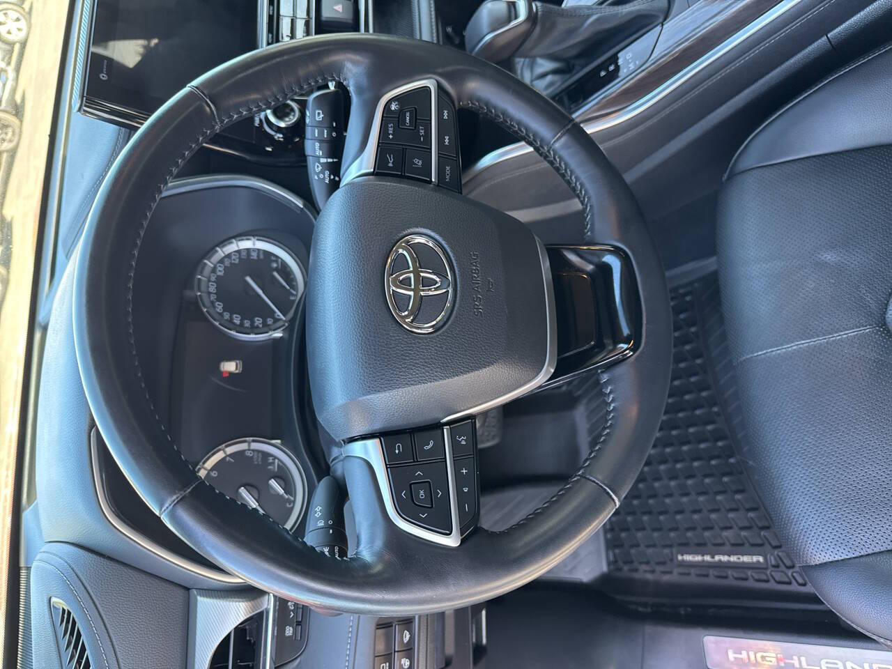 used 2022 Toyota Highlander car, priced at $38,299