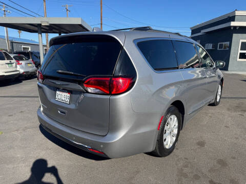 2017 Chrysler Pacifica Touring-L