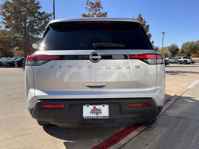 2025 Nissan Pathfinder SV